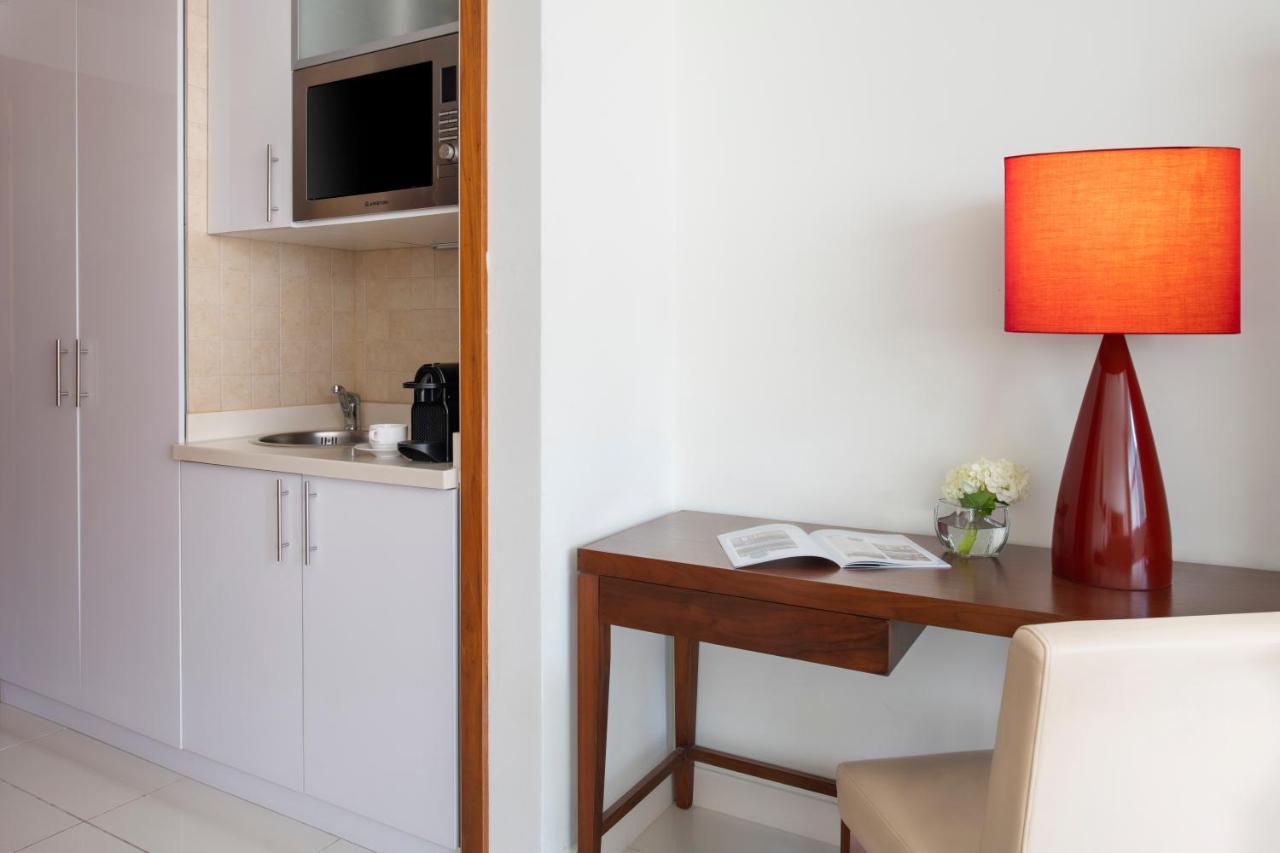 프레이저 스위트 도하 아파트 호텔 외부 사진 A kitchenette in a hotel room