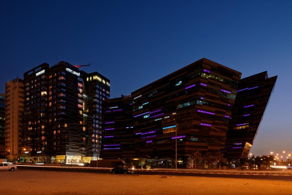 프레이저 스위트 도하 아파트 호텔 외부 사진 The complex at night