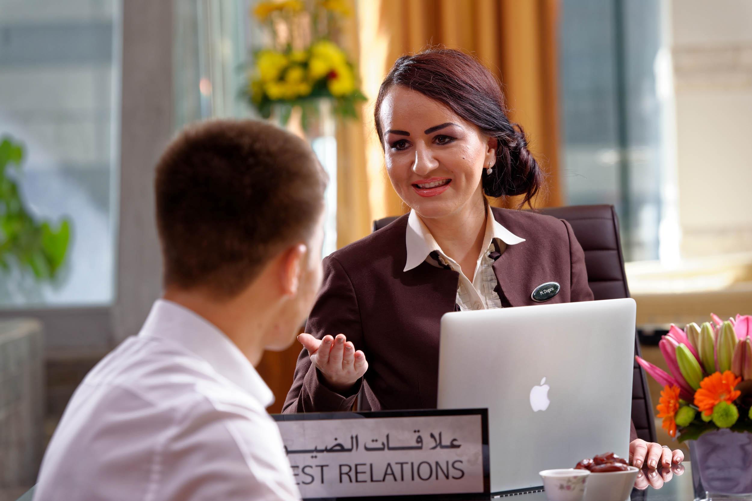 프레이저 스위트 도하 아파트 호텔 외부 사진 A guest relations manager at work