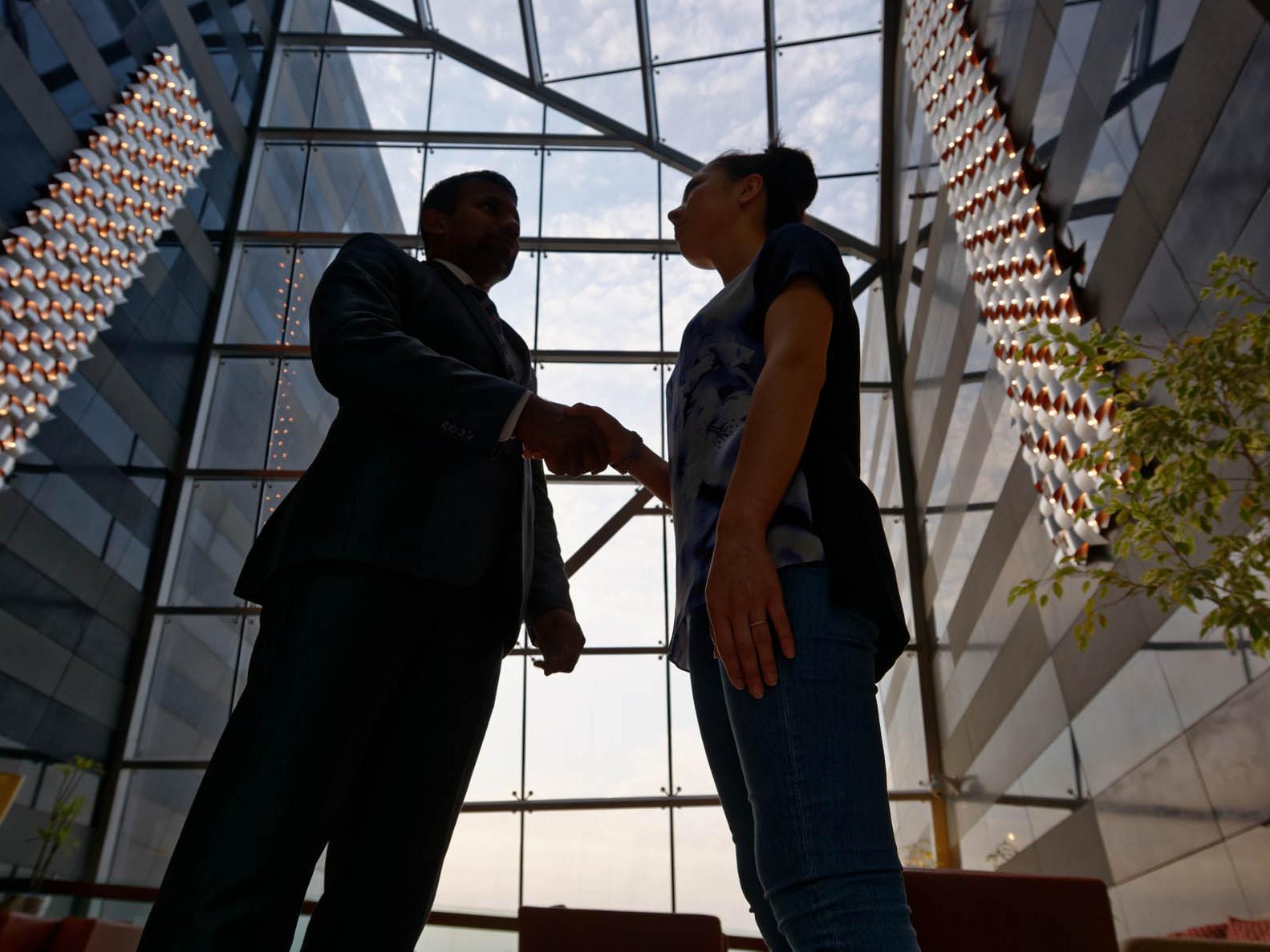 프레이저 스위트 도하 아파트 호텔 외부 사진 A handshake