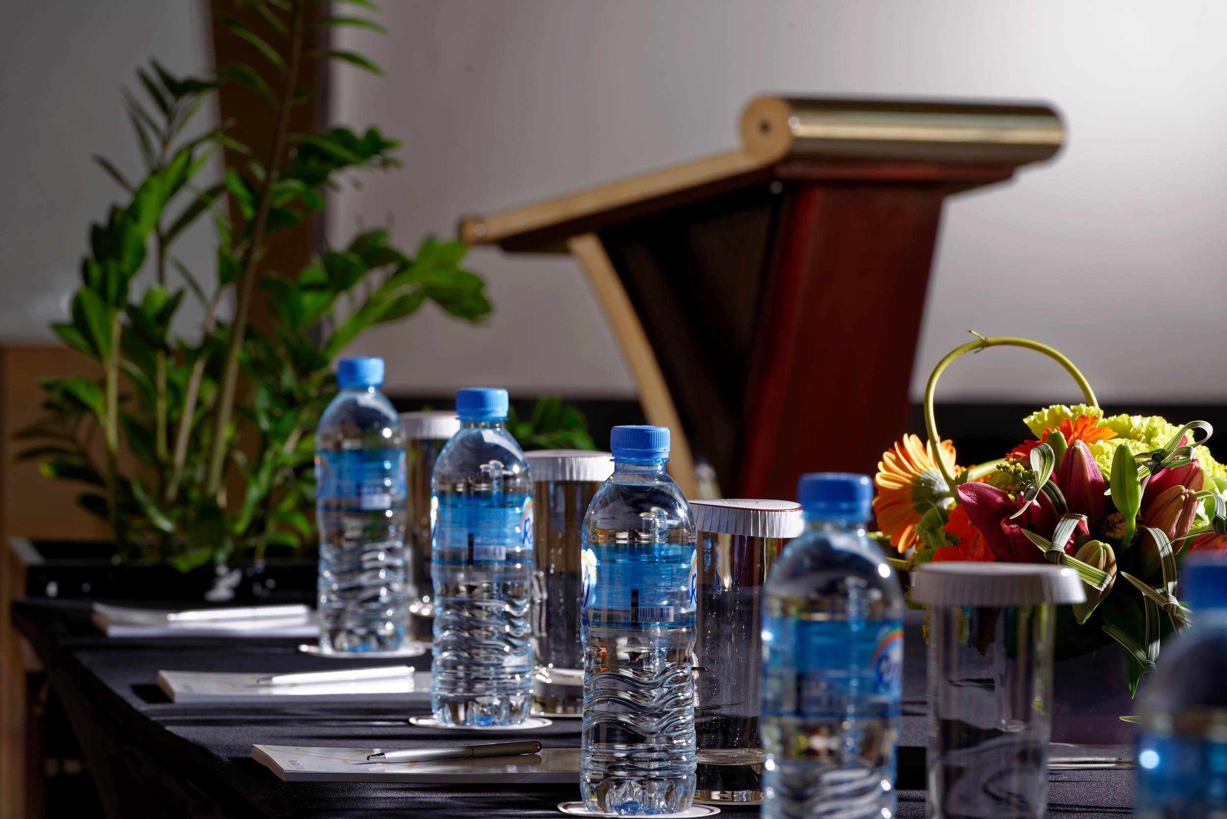 프레이저 스위트 도하 아파트 호텔 외부 사진 Bottled water at a meeting
